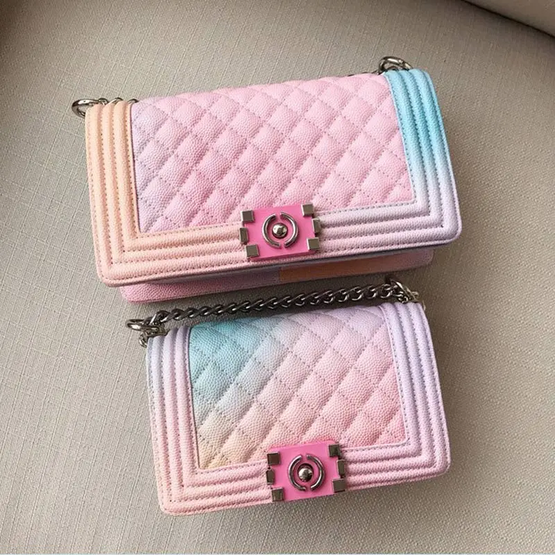 Фабрика производит Радуга кожа Crossbody цепи сумки для Для женщин Курьерские сумки Bolsa Feminina Лидер продаж Элитный бренд Икра сумка