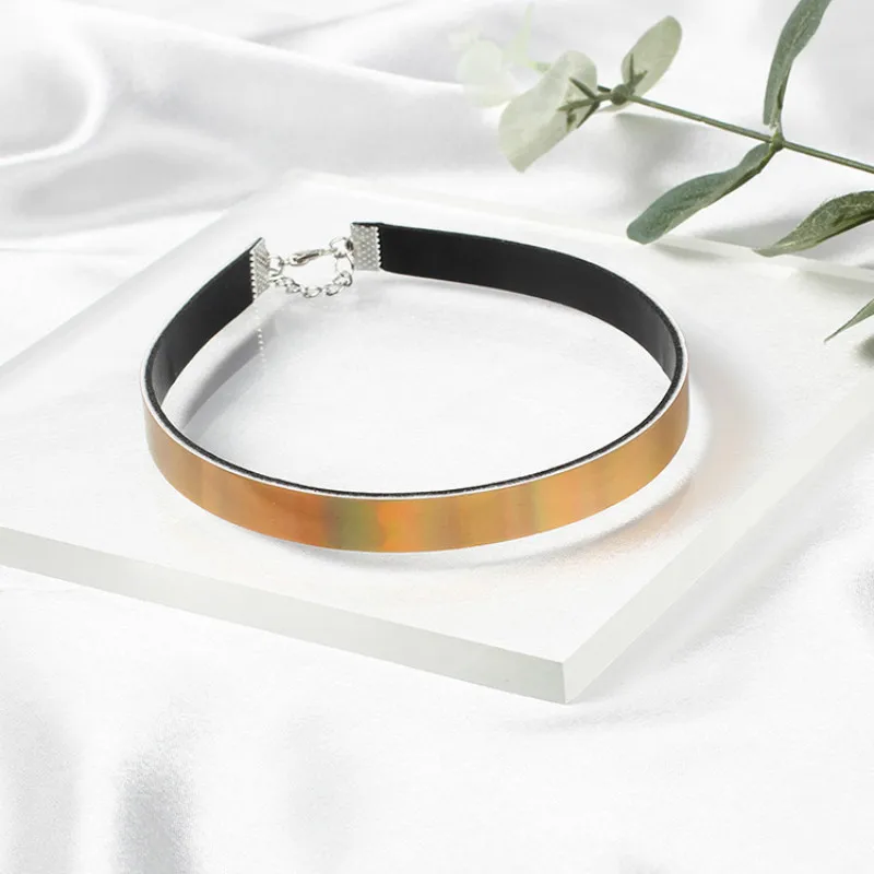 Женское кожаное ожерелье чокер розовое блестящее с радужной вставкой 2021|chokers