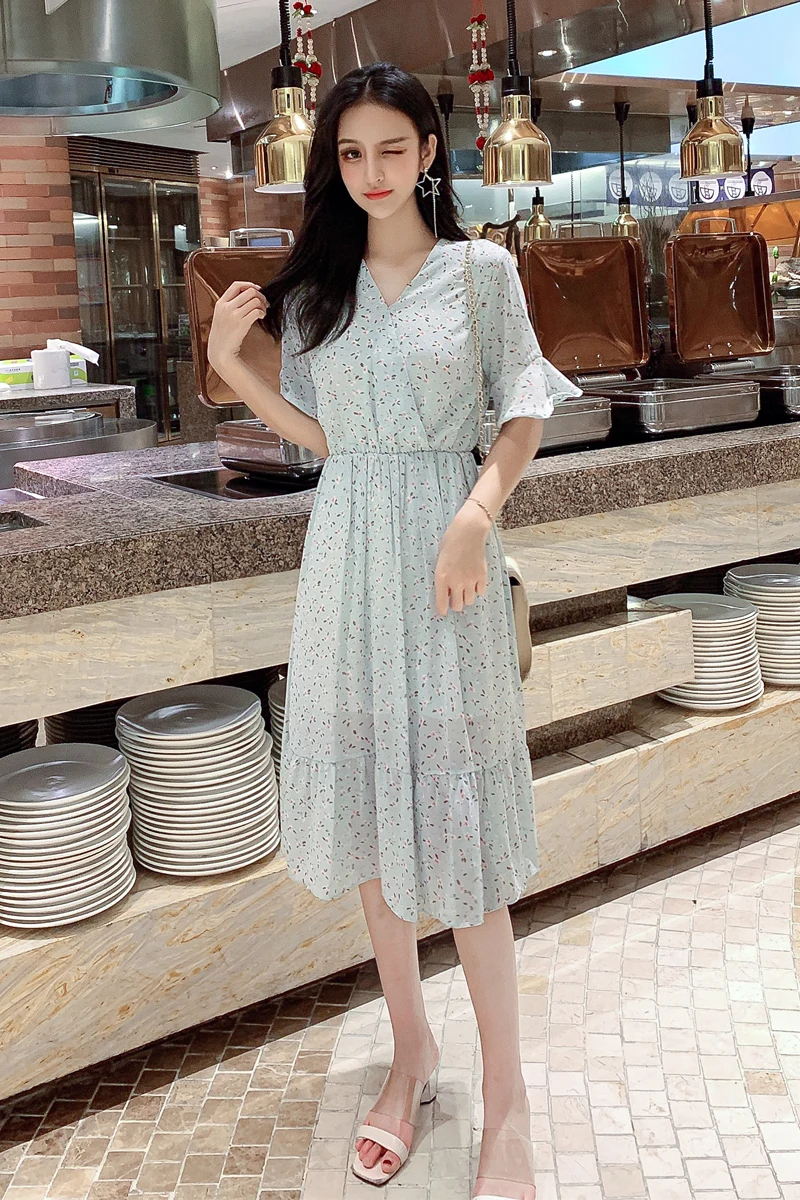 Новое шифоновое платье с v-образным вырезом и цветочным принтом оборками