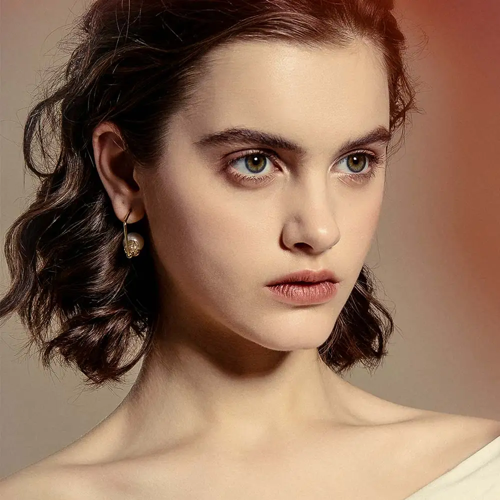 Серьги-гвоздики женские золотистого цвета с геометрическим рисунком | Украшения