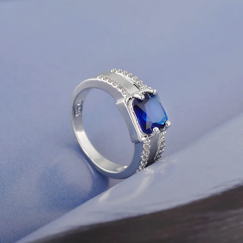 Женские посеребренные кольца с блестящими кристаллами | Кольца