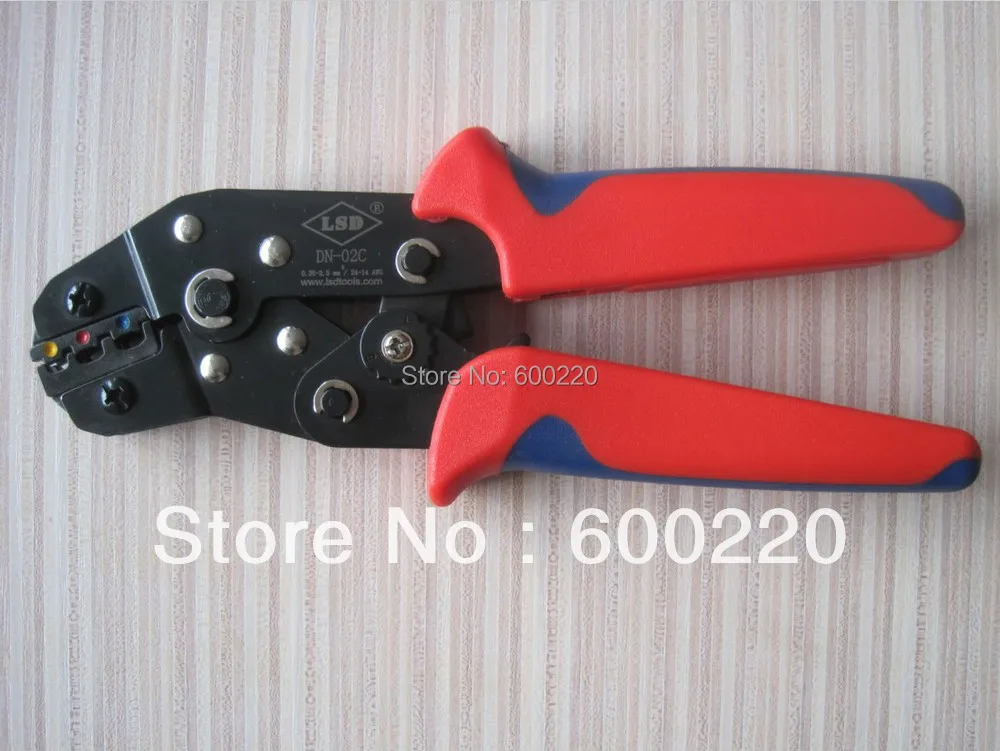 Обжимные плоскогубцы можно нажать Предварительно изолированный разъем и