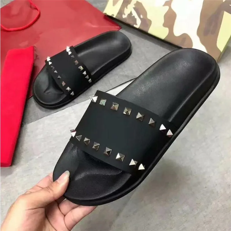 black Популярные женские тапочки на плоской подошве с заклепками; классические женские розовые туфли с открытым носком; удобная женская пляжная обувь без застежки - Цвет: black