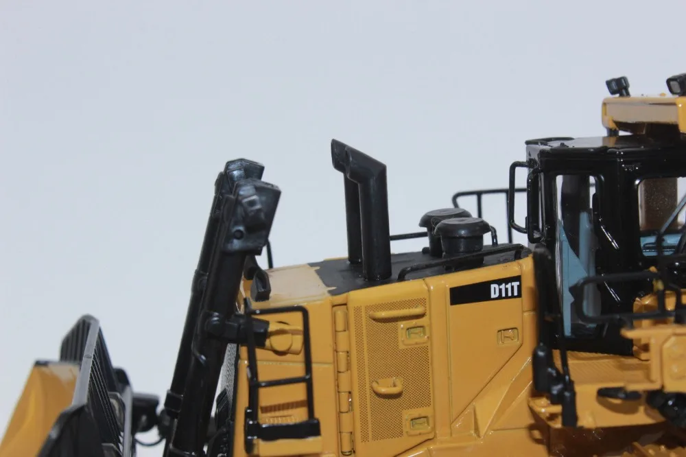 Коллекционная литая игрушка в подарок модель DM 1:50 Caterpillar Cat D11T трактор