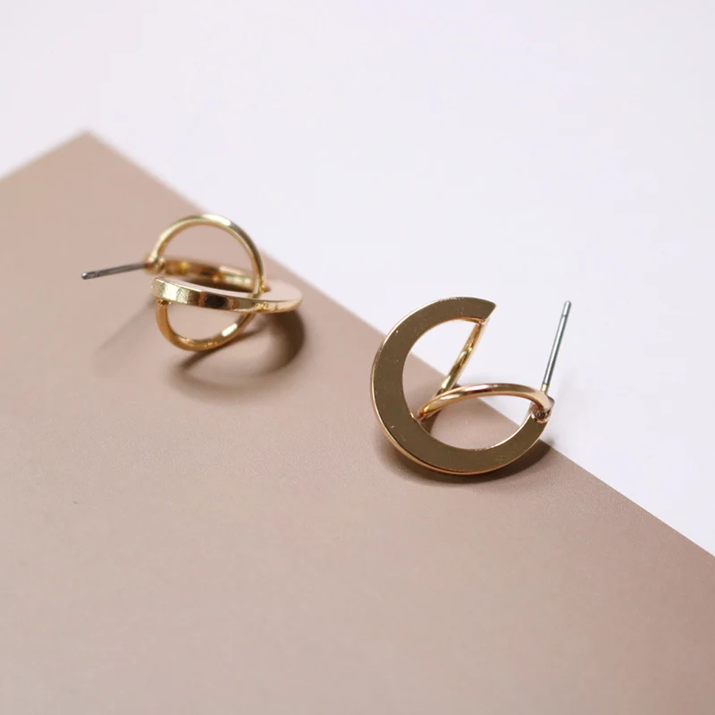 Женские сережки гвоздики светло золотистые геометрические модные металлические