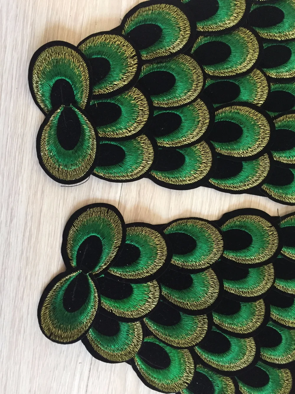 Кружевная нашивка с большими крыльями из ткани перьями павлина (пришивная)