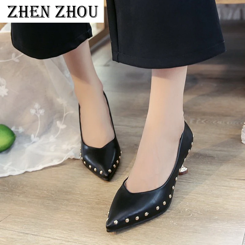 Escarpins femme 2018 Осенняя мода Новые однотонные с заклепками пикантные туфли на тонком
