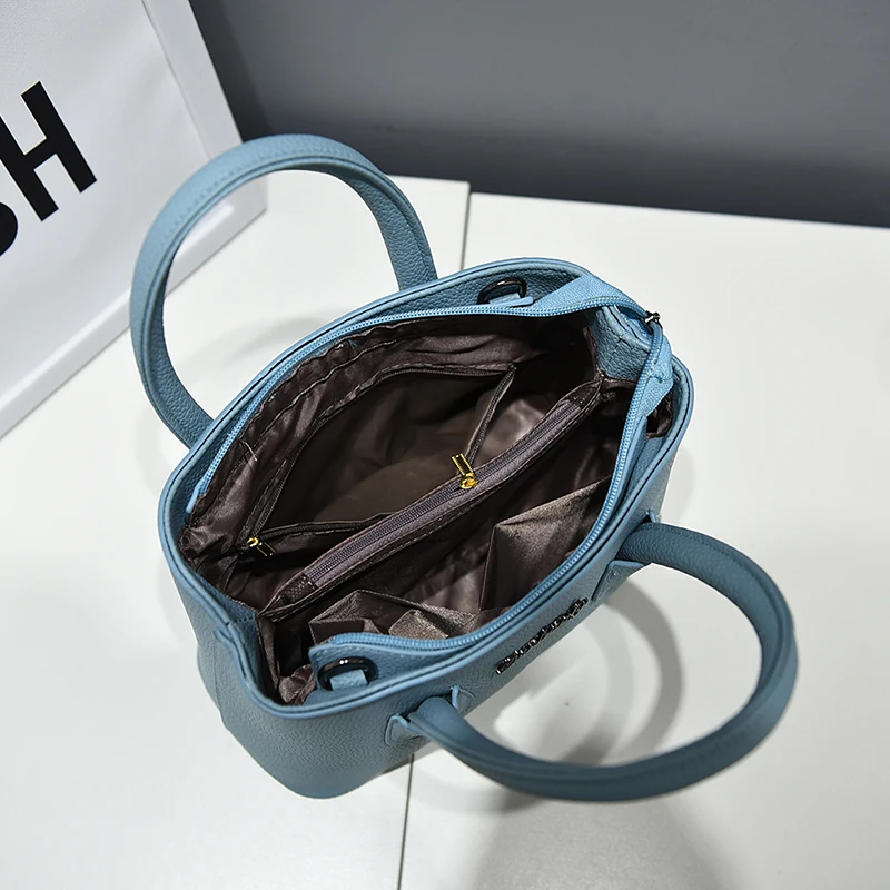 

2020 new women handbags, simple fashion flap, bear ornaments woman messenger bag, Korean version shoulder bag