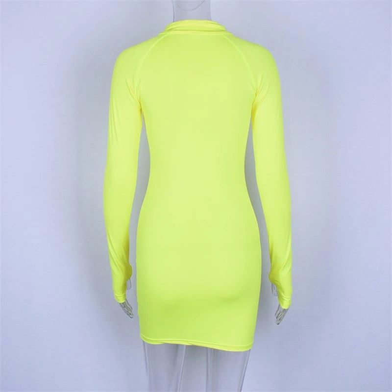 Женское облегающее платье мини с длинным рукавом и высоким воротом на молнии