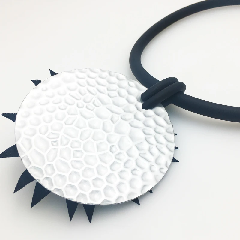 YD & YDBZ преувеличенное круглое ожерелье с черным цветком ручное из пенопласта и