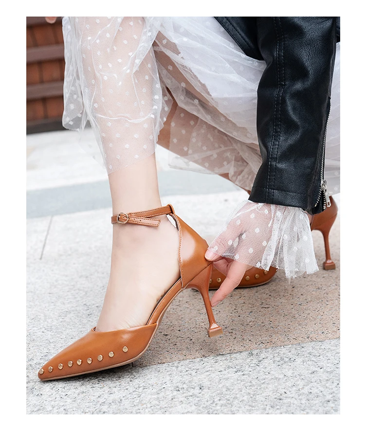 Женские туфли лодочки на высоком каблуке с острым носком и ремешком щиколотке