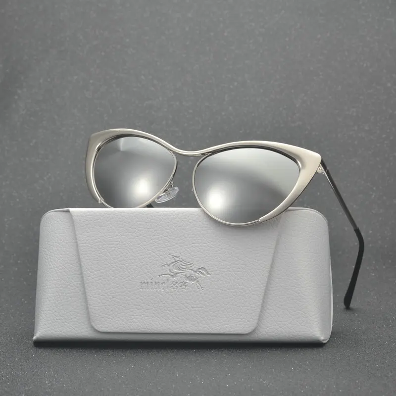 Женские солнцезащитные очки в металлической оправе с зеркальными линзами |