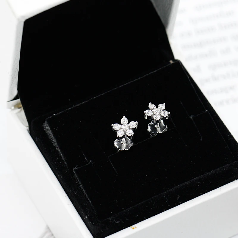 Серьги женские из серебра 925 пробы с искусственными маргаритками и маленькими