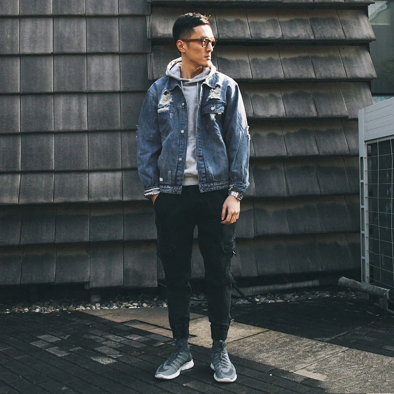 Мужская джинсовая куртка с дырками потертая синяя рваная большого размера на