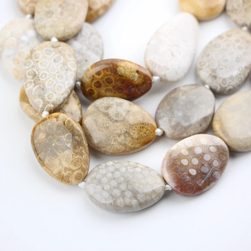 Около 9-10 шт. бусины из натурального кораллового нефрита в форме каплевидной