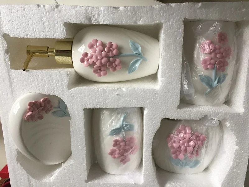 

3D Blue Ceramic Flower Bathroom Accessories Bathroom Set Lotion Bottle Toothbrush Holder Soap Box Trays Bathroom kit