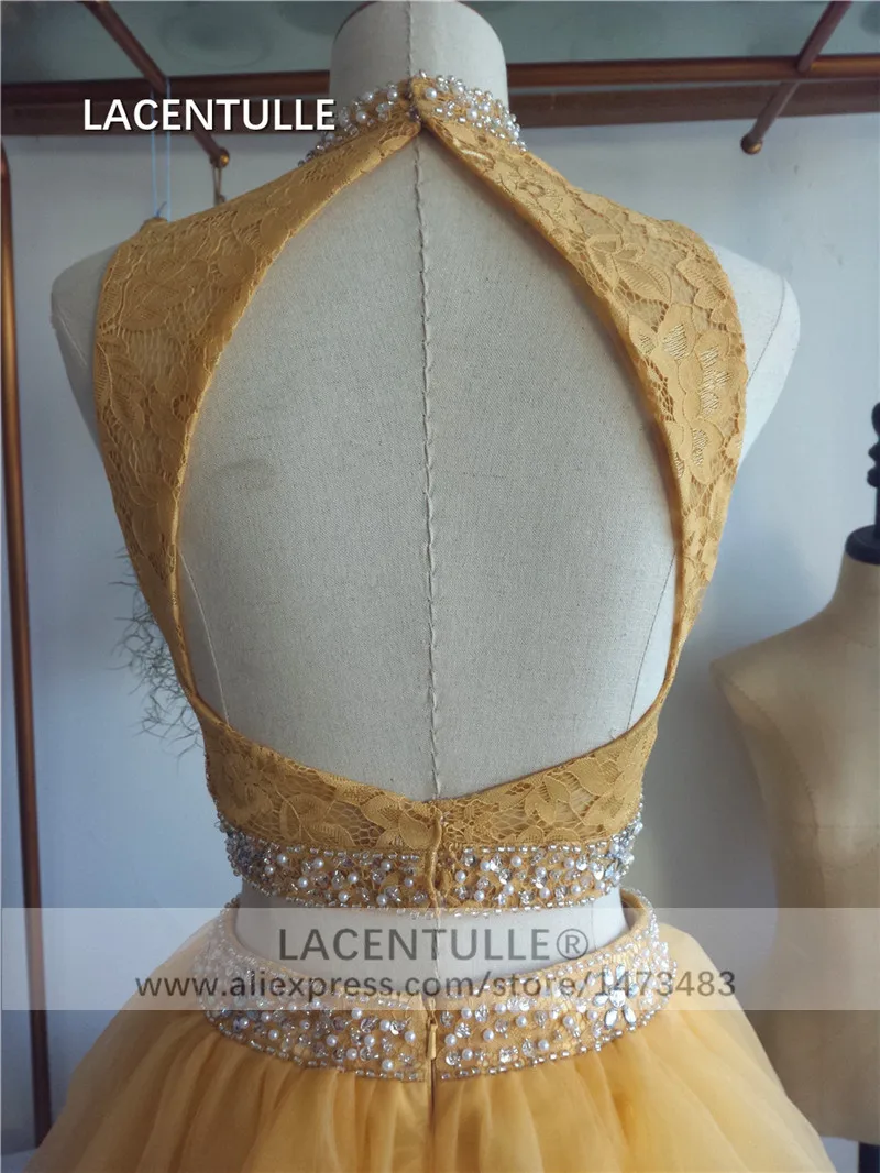 Золотые короткие платья для выпускного вечера с высоким вырезом и на спине до