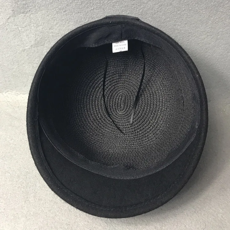 Летняя одежда соединяющая вместе короткая соломенная шляпа с цепочкой для