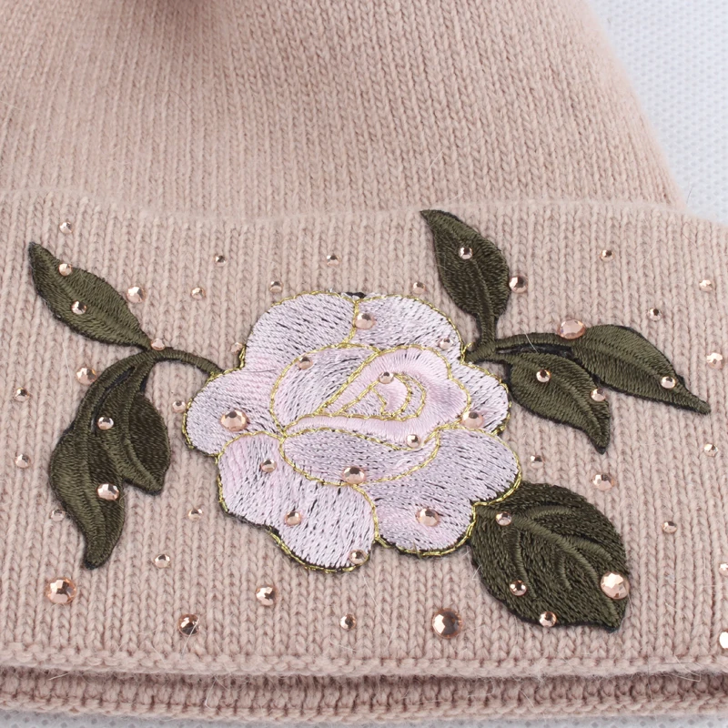 Зимняя женская шапка с цветочной вышивкой помпоном из натурального меха со