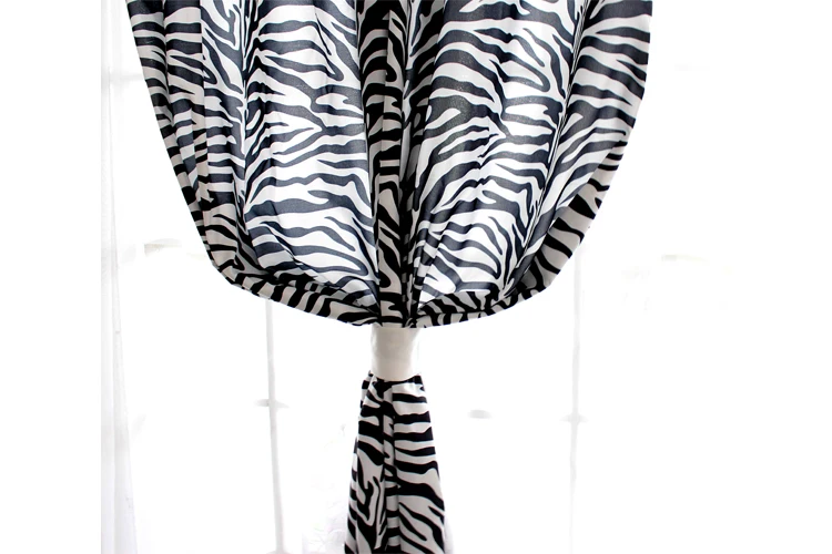 Пышные декоративные верхние тонкие черно белые шторы с принтом зебры для