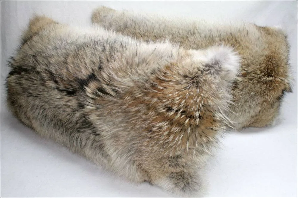 

Декоративная двухсторонняя подушка из натурального меха Койота