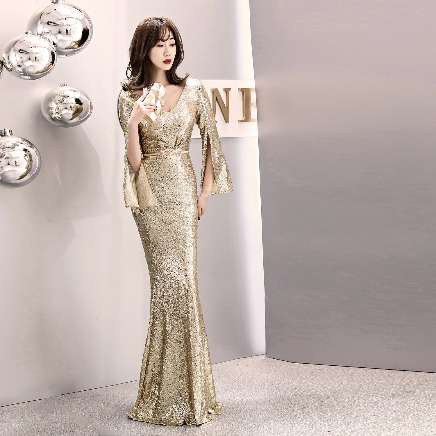 Золотое расшитое блестками платье с глубоким v образным вырезом разрезным