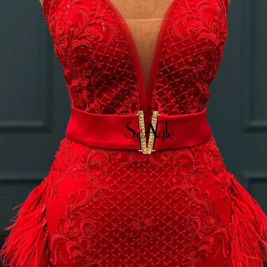 Женское вечернее платье с перьями SoAyle красное без рукавов поясом расшитое