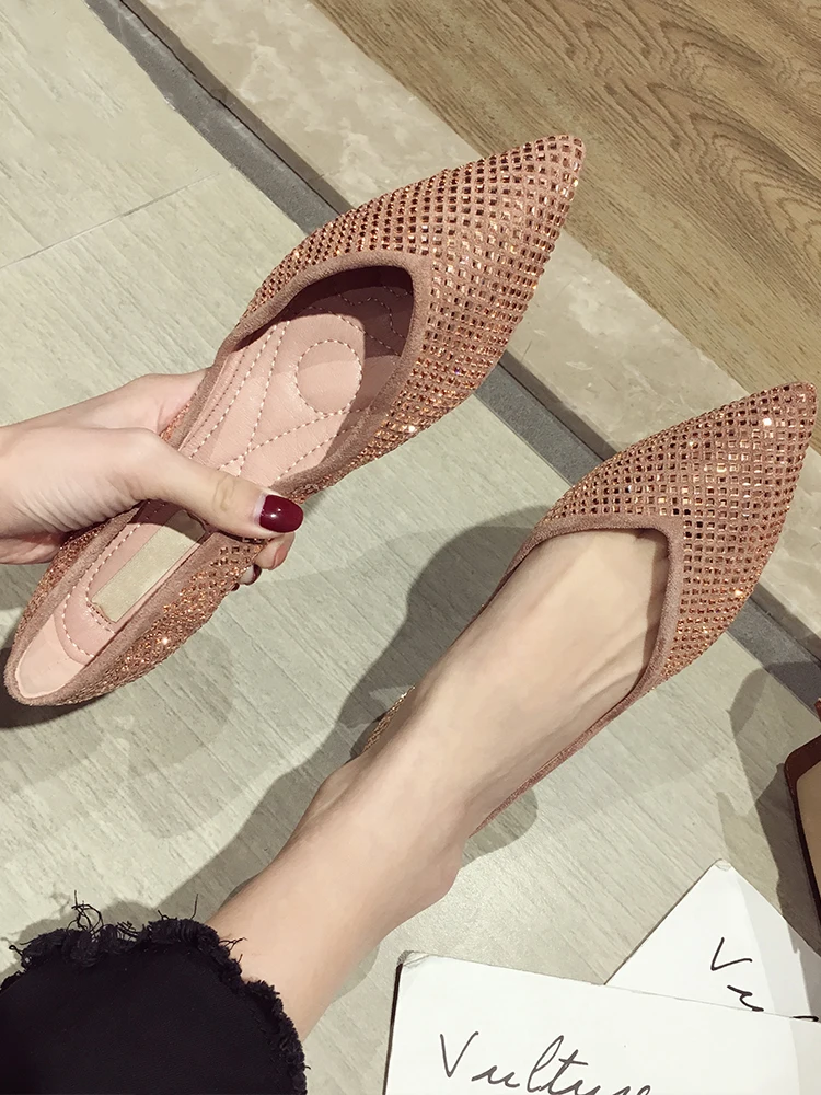 Женские туфли с острым носком новинка весны 2019 алмазные на плоской подошве ярким