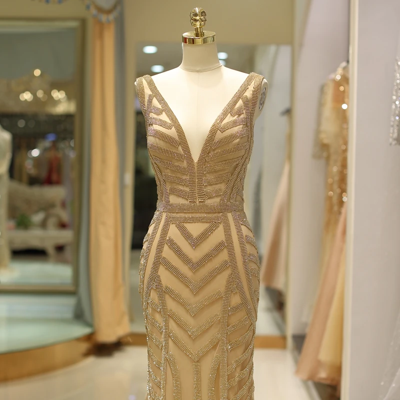 Женское вечернее платье русалка золотистое длинное с глубоким V образным вырезом