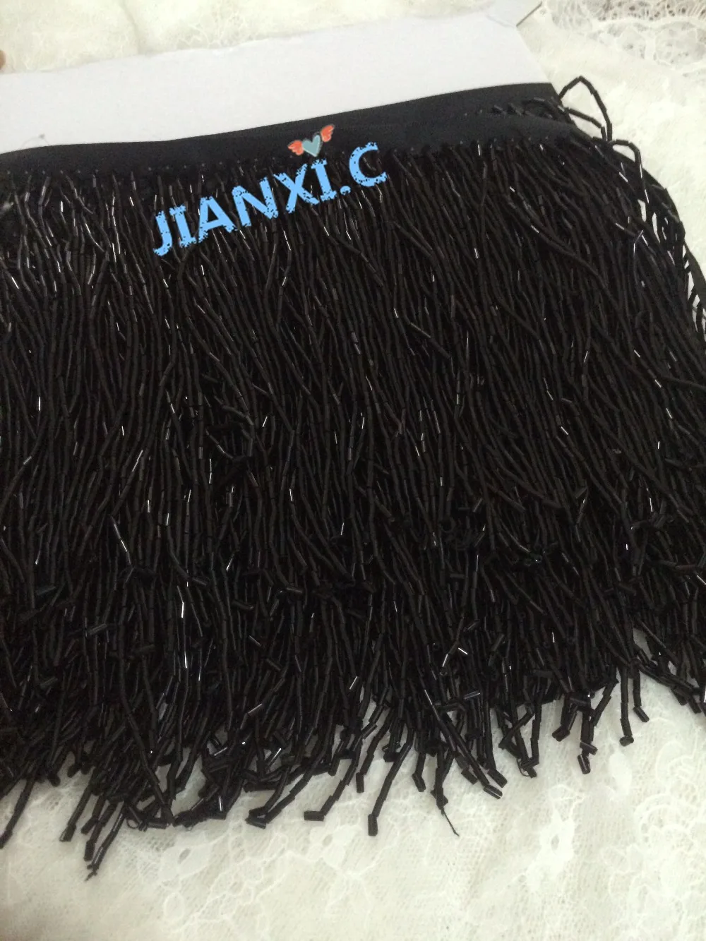 Бисерная нашивка ленточной бахромой с кистями и кружевом длиной 15 см черного цвета для декора одежды.