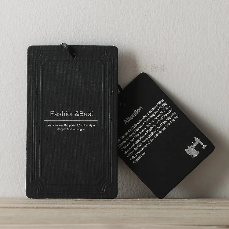 Подписка на бирке с ценой для одежды с золотым или серебряным тиснением на черном бумажном ярлыке.