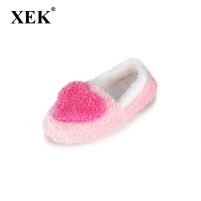 Симпатичные женские тапочки XEK с надписью Love домашние шариками для пола зимняя