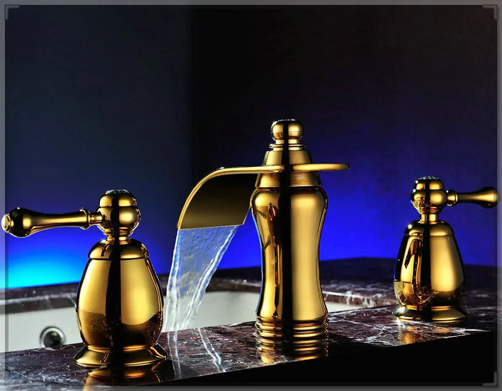 Три держать двойной ручкой золотой кран раковины ванной комнаты нажмите