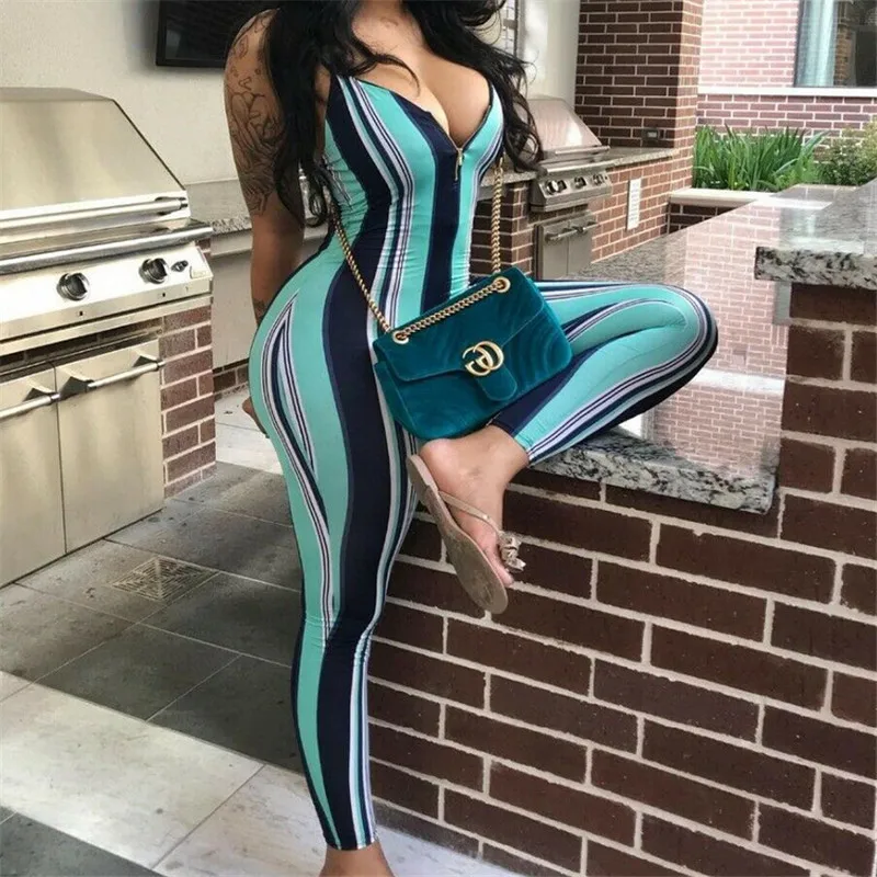 Женский комбинезон в полоску с глубоким v образным вырезом на молнии весну