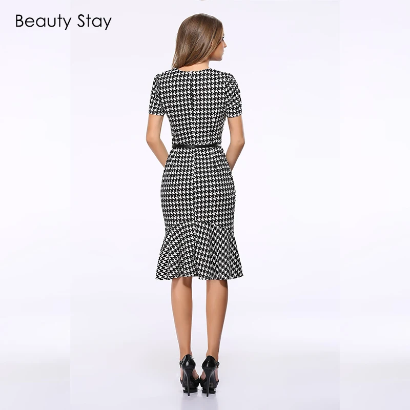 Женское приталенное платье с пуговицами V-образным вырезом и завышенной талией |