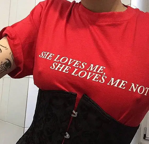 She Loves Me/модная футболка с графическим рисунком Tumblr, хлопковая футболка, She Loves Me Not, графическая одежда, забавные красные топы с надписью Love, футболка