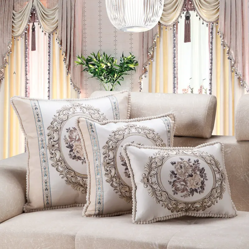 Наволочка на диван CURCYA из жаккардовой ткани с цветами бежевая в европейском и