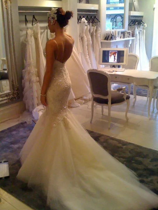 Свадебное платье-русалка без рукавов с V-образным вырезом и открытой спиной