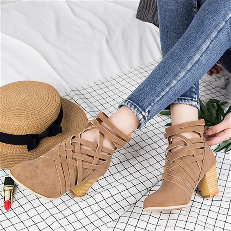 Весенние женские короткие ботинки ботильоны на высоком каблуке с перфорацией