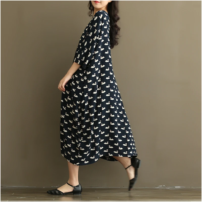 Женское летнее платье черное Хлопковое с принтом лебедя и о вырезом свободное