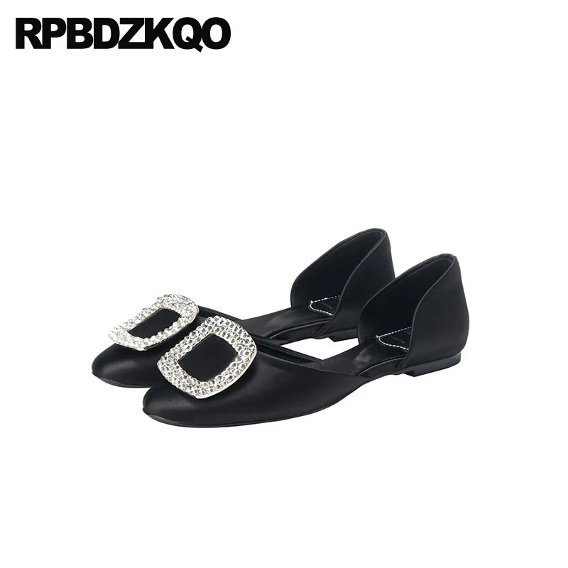 Атласные брендовые сандалии на плоской подошве украшенные стразами Вечерние