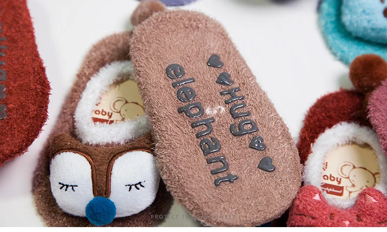 Новые зимние детские носки-тапочки милые мультяшная ручка из флиса кораллового цвета, Нескользящие резиновые носки для малышей, носки-тапочки для малышей