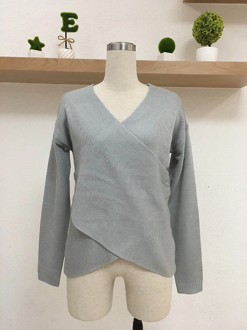 Женский свитер с перекрестными ремешками fitshining серый облегающий треугольным