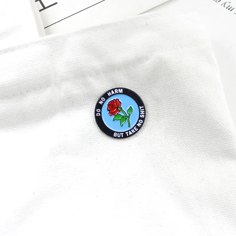 Брошь с красной розой говорит людям любить и не навредить другим чтобы