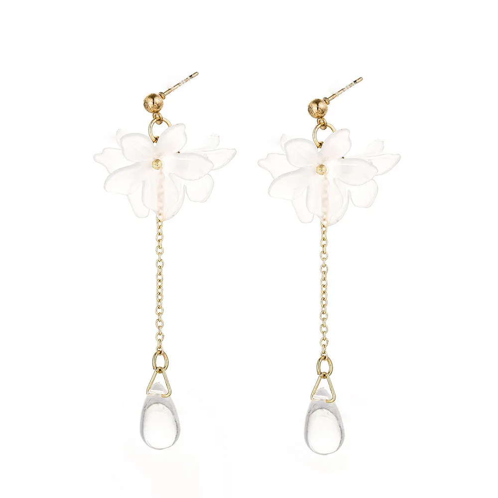 Корейские темпераментные белые маленькие маргаритки свежие лепестки цветка