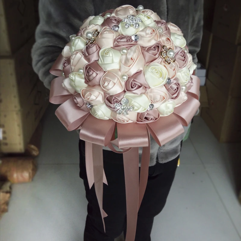 Свадебный букет невесты из пенопласта с цветами натурального жемчуга Кружевной