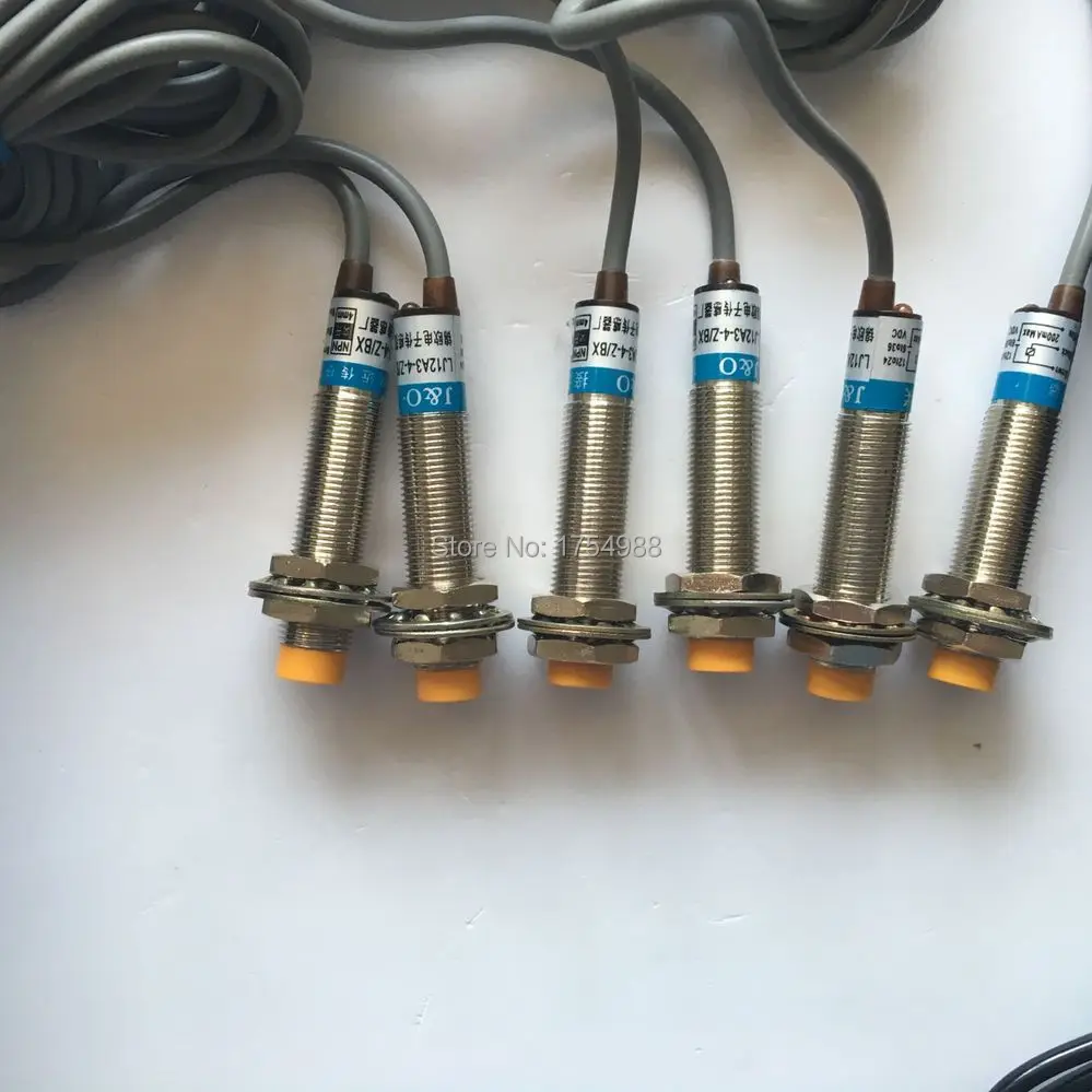 Шесть металлических предметов касаются волшебных датчиков для открытия