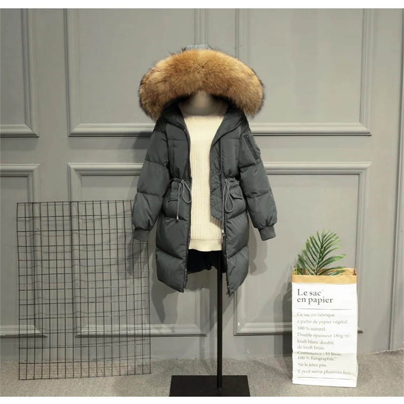 Женская куртка на белом утином пуху с капюшоном и воротником из натурального