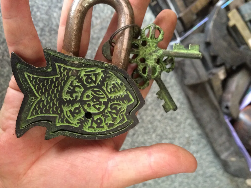 Большой латунный резной замок Статуэтка рыбы с 2 ключами в старом китайском стиле