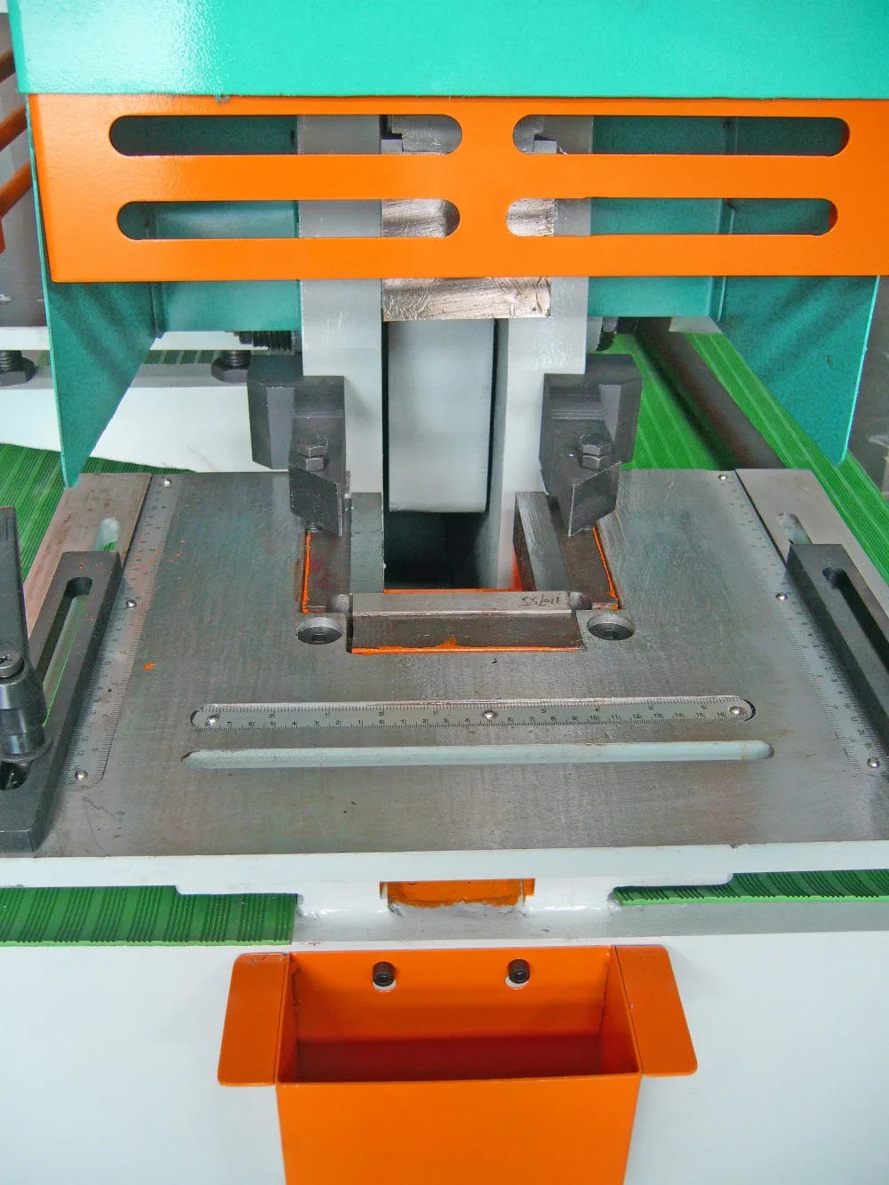 АТЭС сделал на заказ комбинированный штамповочный и режущий станок AIW 120/Q35Y 25